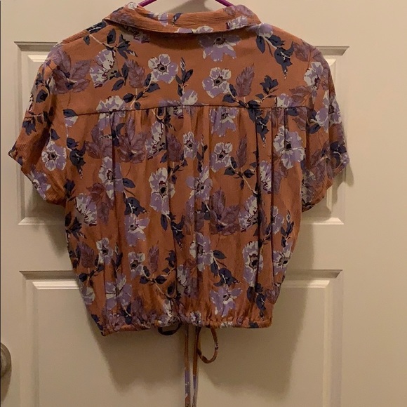 Like New Everly Floral Crop Top - Picture 2 of 3